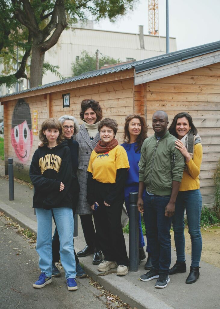 Lassana, entouré de Julia, Manuela, Alina, Louise, Pauline et Céleste.